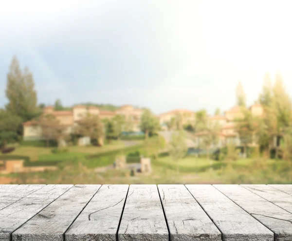 Tischplatte und unscharfe Hintergrundbildung — Stockfoto