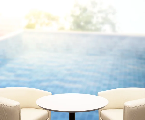 Tampo da mesa de madeira de fundo e piscina — Fotografia de Stock