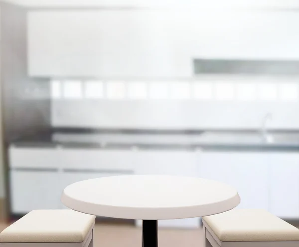 Deska stolu a interiér rozostření pozadí — Stock fotografie