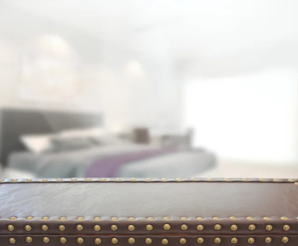 Masa üstü ve bulanıklık arka planda yatak odası — Stok fotoğraf