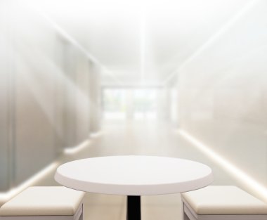 Bulanıklık arka planda Office ahşap masa