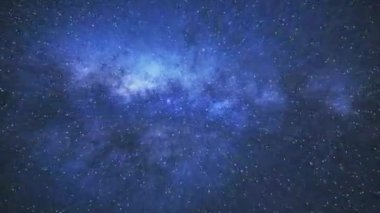 Mavi Andromeda galaksisinin içindeki yıldızlı uzayda seyahat edin. Evrenin ve Samanyolu 'nun manzarası. Canlandırma gecesi gökyüzü arkaplanı