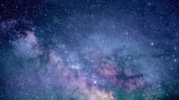 在蓝色和粉色仙女座星系的星空中穿行 看宇宙和银河的样子 动画夜天空背景 — 图库视频影像
