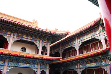 Beyaz arka plan üzerinde Çin mimarisi