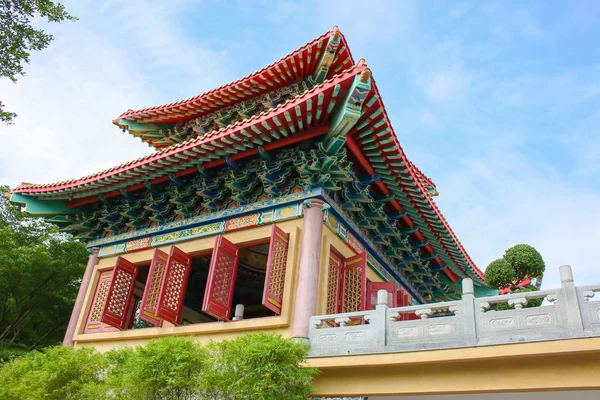 Pavilhão chinês no fundo do céu azul como horizontal — Fotografia de Stock