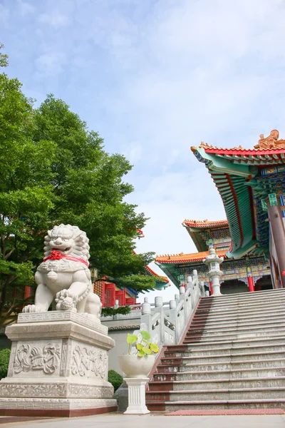 Chinese temple with statues of lions — Stock Photo, Image