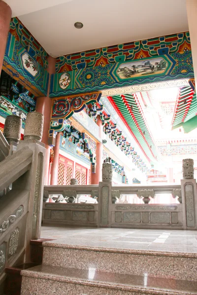 Beltéri kínai építészet templomban — Stock Fotó