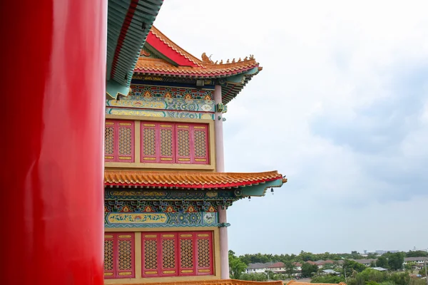 Arquitetura chinesa vermelha no céu — Fotografia de Stock
