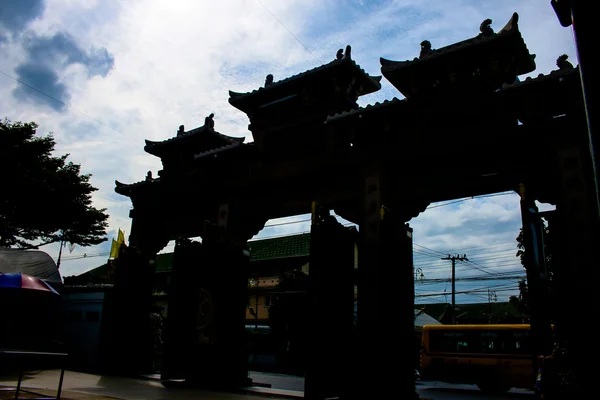 Silhouet van tempel gevel — Stockfoto