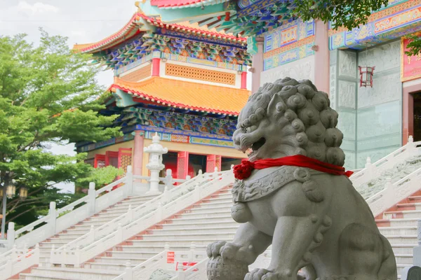 Taş Heykel ve Çin Tapınağı arka plan — Stok fotoğraf