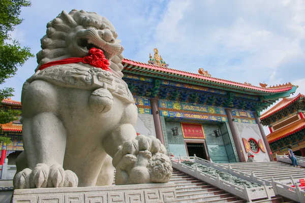 León paso mundo como piedra estatua perspectiva — Foto de Stock