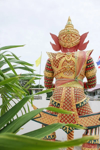 Achter de reus in Thaise tempel — Stockfoto