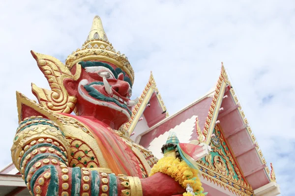 Perspectief van reus met witte tempel op hemelachtergrond — Stockfoto