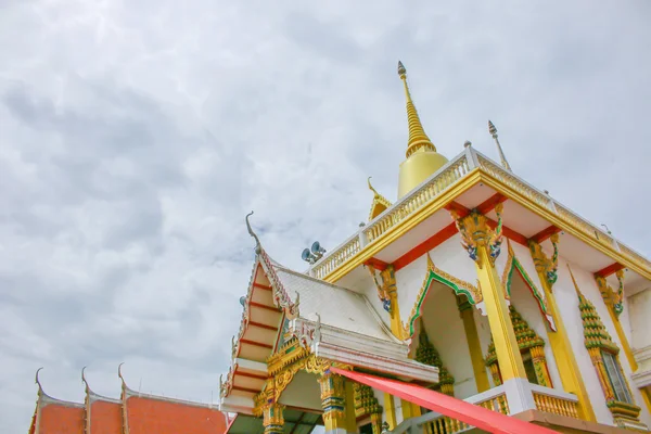 Vitt tempel och top guld pagoda på himmel bakgrund — Stockfoto
