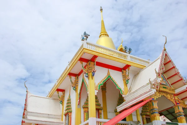Temple blanc et pagode supérieure en or sur fond bleu ciel — Photo