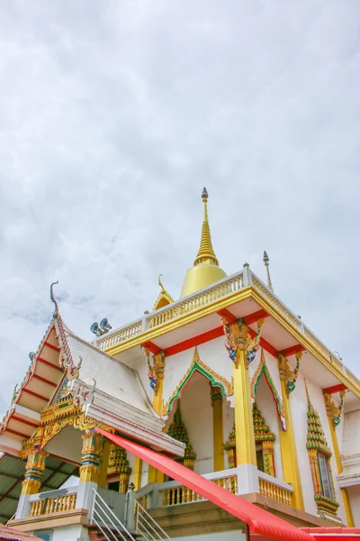 Weißer Tempel hat obere goldene Pagode auf Himmelshintergrund — Stockfoto