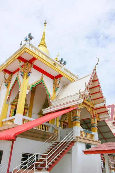 Templo tailandês e pagode superior — Fotografia de Stock