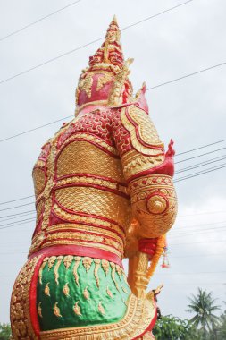 Gökyüzü arka plan üzerinde kırmızı dev heykeli arkası