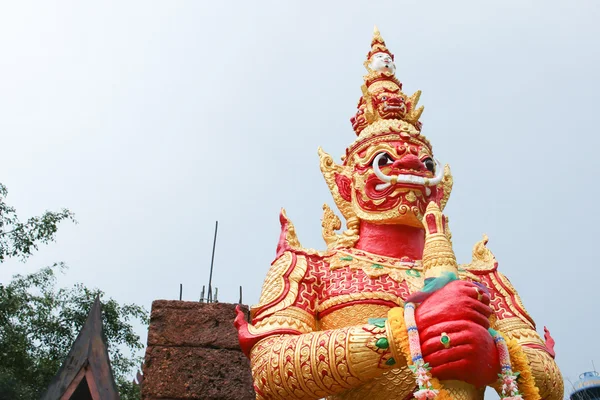 Estatua gigante roja y techo del templo —  Fotos de Stock