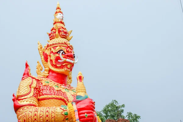 Statua gigante rossa e sfondo del cielo — Foto Stock