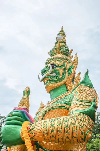 Estatua gigante verde de pie perspectiva como parte superior con el cielo —  Fotos de Stock