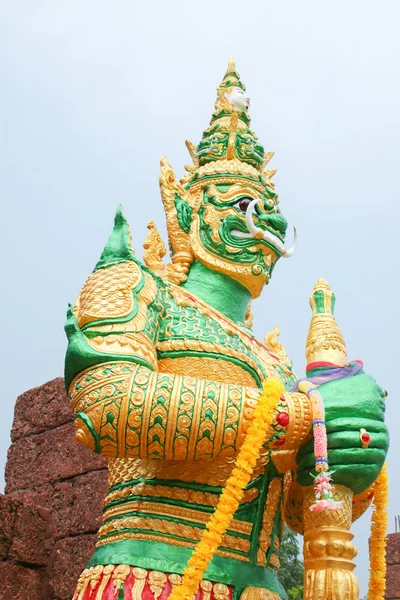 Πράσινο γιγαντιαίο άγαλμα στέκεται μπροστά προοπτική του τοίχου — Φωτογραφία Αρχείου