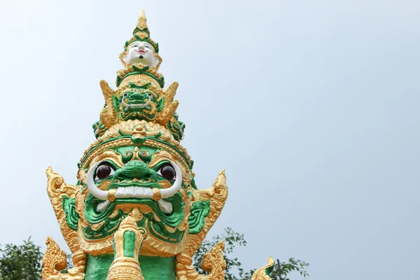 Голова зеленого гіганта статуї на фоні неба — стокове фото