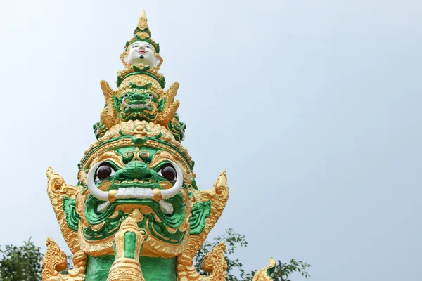 Cabeza de estatua gigante verde en el fondo del cielo —  Fotos de Stock