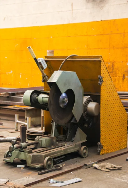 Máquina de corte en la fábrica — Foto de Stock