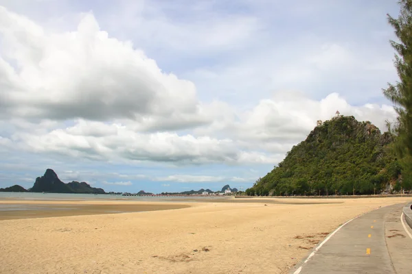 Praia montanha e pé caminho — Fotografia de Stock