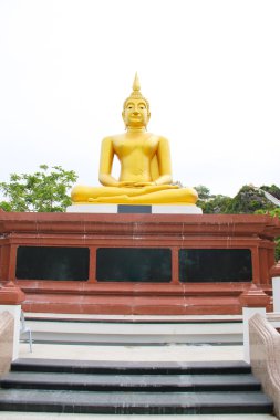 Beyaz arka plan dikey olarak üste Buda heykeli