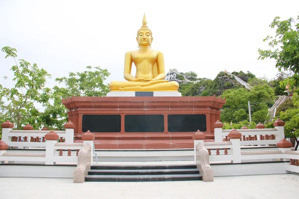Золотой Будда с основанием на белом фоне в виде горизонтального — стоковое фото