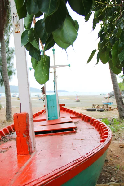 해변에 있는 오래 된 배 — 스톡 사진