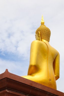 Arka plan ile temel dikey oturan Buda'nın