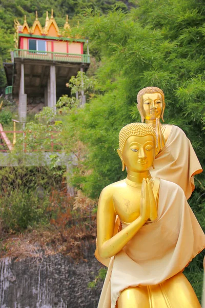 Будда и храм фон как портрет — стоковое фото