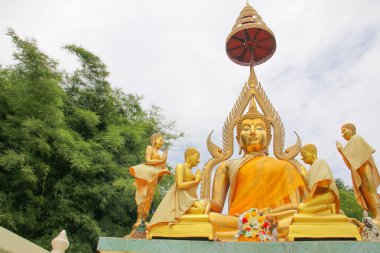 Buda yatay olarak yüksek saç modeli ile