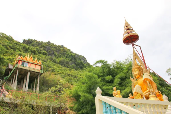 Buddha high hairdo and temple background — Stock Photo, Image
