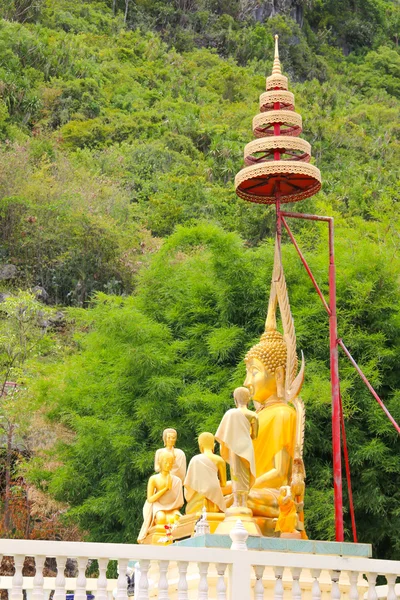 Boeddha hoog kapsel met groene boom — Stockfoto