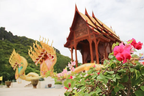 Flower with temple as blur background — Stock Photo, Image