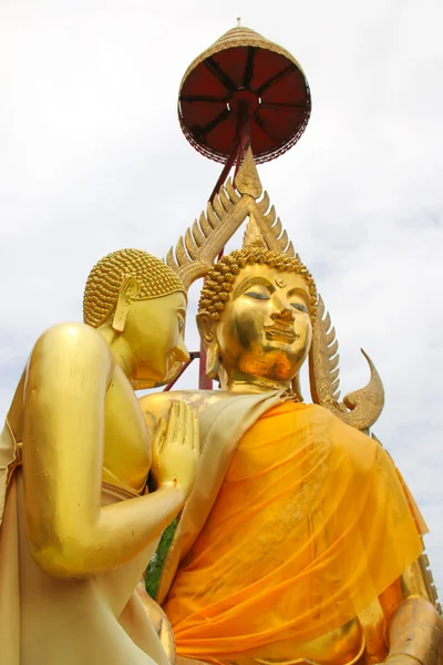 Золотой Будда и золотой слуга — стоковое фото