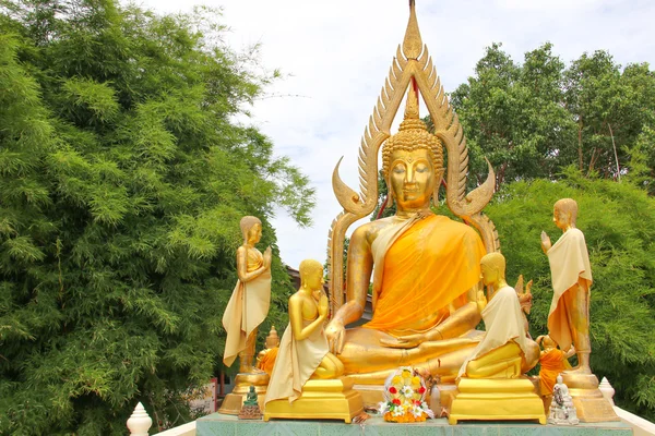 Yatay olarak altın Buddha