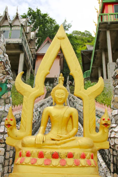 Золотой Будда с передней стороны ауры — стоковое фото