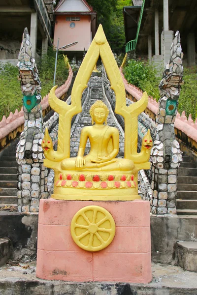 Buddha in oro con vista frontale aura — Foto Stock