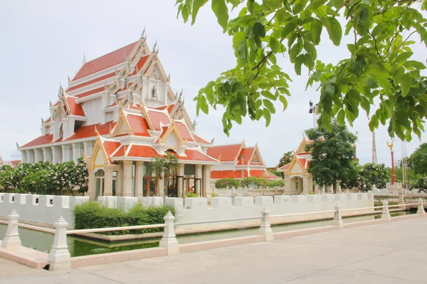 Vista general del templo con árbol horizontal —  Fotos de Stock