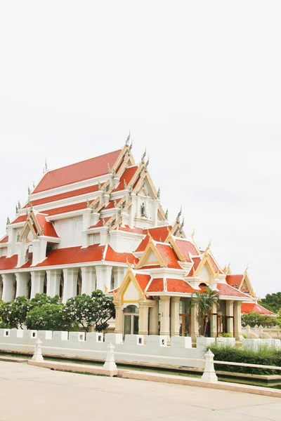 Templet översikt med vit himmel vertikala — Stockfoto