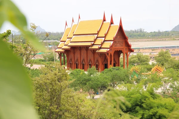 Templo com borrão verde árvore primeiro plano — Fotografia de Stock