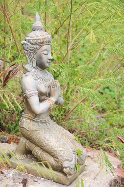 vahşi kadın heykel