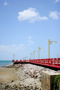 Kırmızı köprü taş üzerine mavi gökyüzü