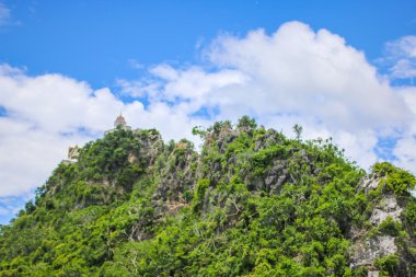 Yeşil dağ gökyüzü