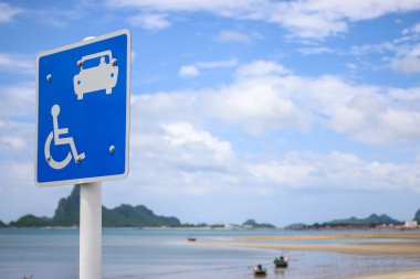 Tabela ve mavi gökyüzü arka plan